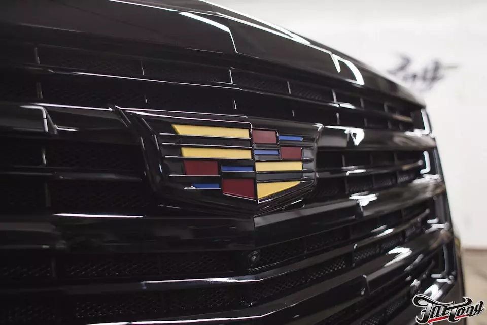 Cadillac Escalade. Полный антихром кузова путём окраса деталей в черный глянец.
